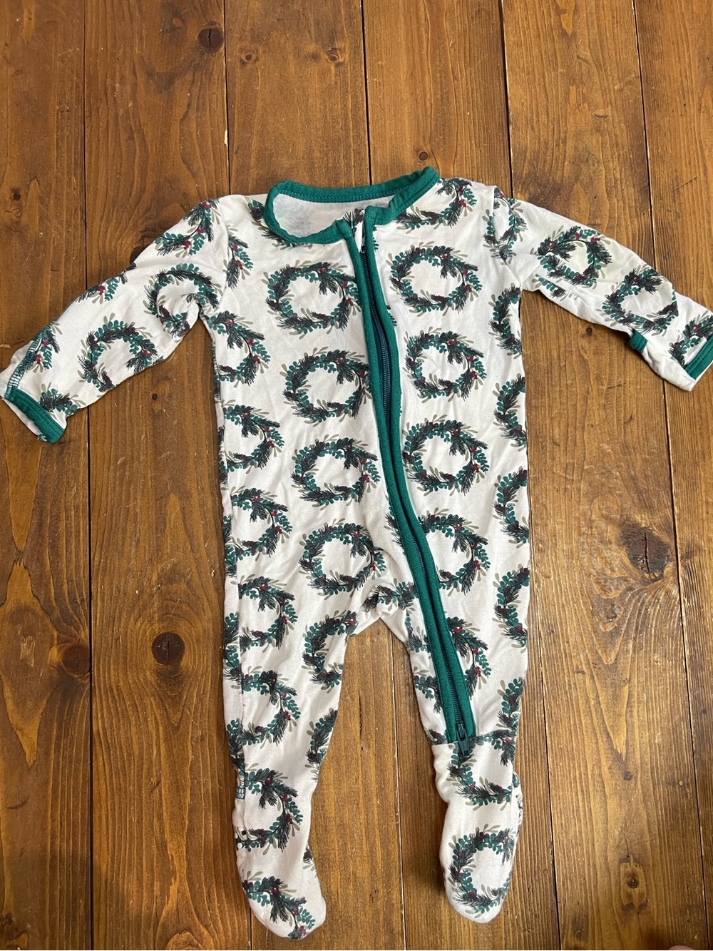 Green Wreath Print Kids Pajamas - Zip Front Footed Sleeper